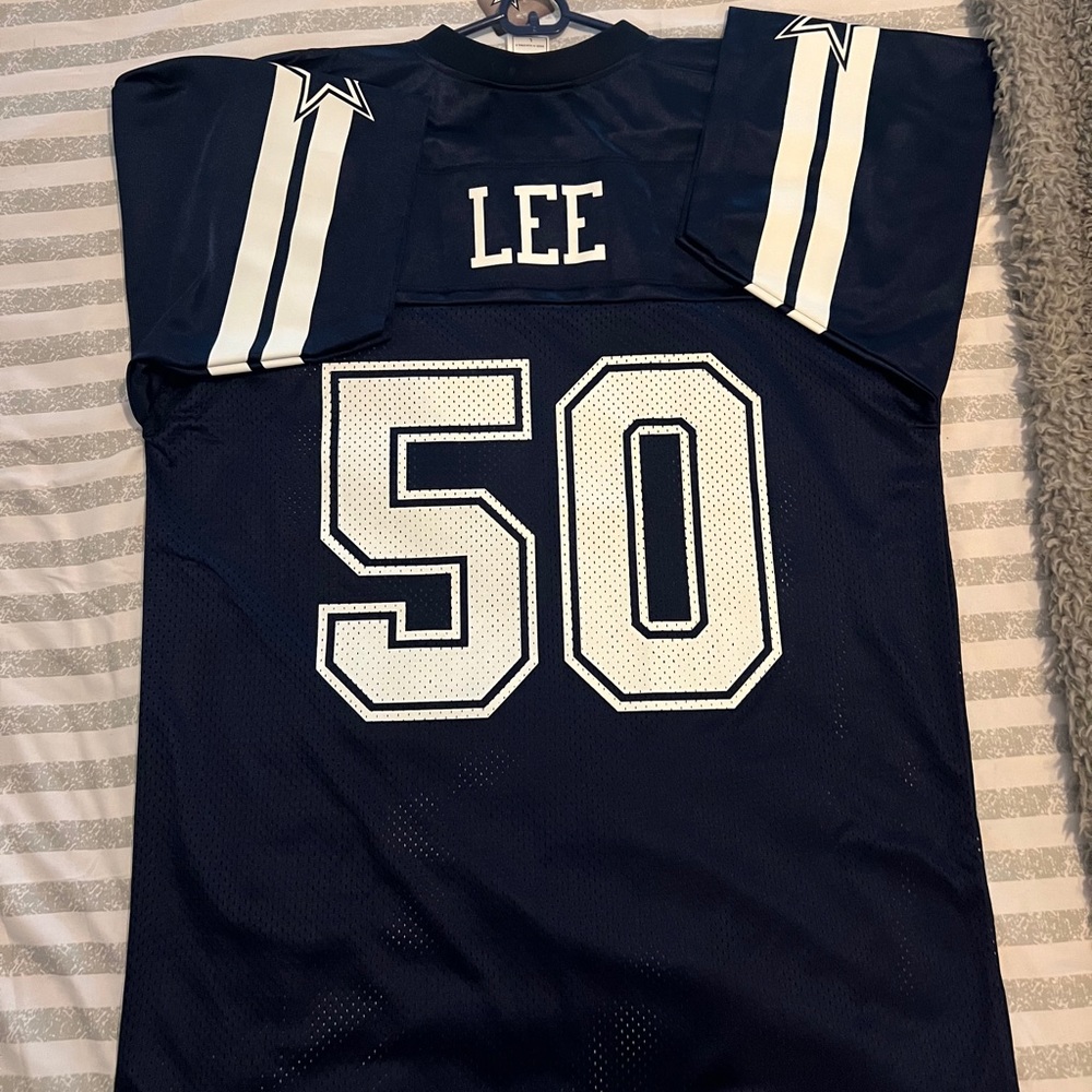 I’m selling a sean lee Dallas cowboys jersey brand new with tags size: Large